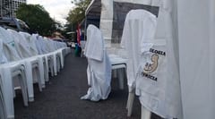 Médicos exigen igualdad salarial y nombramientos en protesta frente al Ministerio de Salud