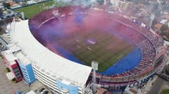 Violencia empaña el clásico: Policía herido y arma robada