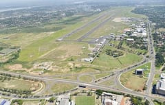 Turbulencias y alerta: Avión desvía vuelo por fuertes vientos en Silvio Pettirossi