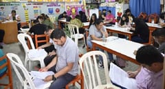 Faltan pupitres en concurso docente: Ministro se excusa
