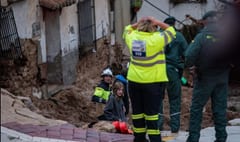 España continúa rescate y remoción de escombros tras inundaciones