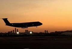 El super avión C-5 Super Galaxy regresa a Paraguay con ayuda para emergencias
