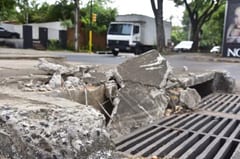 Abandono en avenida Boggiani: baches, caos y aguas servidas