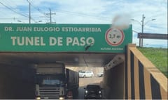 Camión ignora señalización y queda atascado en túnel en Caaguazú