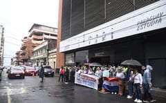 Docentes protestan frente al MEC tras masivo aplazo en concurso público