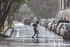 Domingo cálido con lluvias dispersas y clima húmedo