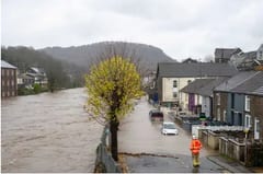 Inundaciones y tormentas azotan Reino Unido: miles afectados