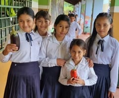 Niños de Arroyos y Esteros crean huerta escolar