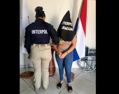 Detienen a mujer por hacerse pasar por policía