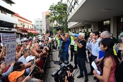 Protesta de trabajadores y jubilados contra Vicente Bataglia
