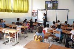 Protestan por desalojo de biblioteca en escuela del Mercado 4