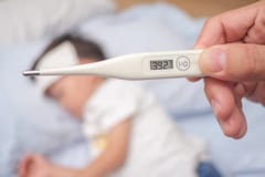 Cómo identificar vómitos y diarreas en niños este verano