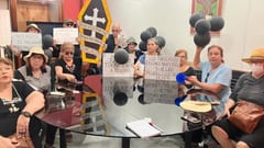 Jubilados municipales marcharon hoy exigiendo pagos atrasados y denuncian irregularidades