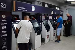 Docentes del MEC y universidades cobran salario hoy
