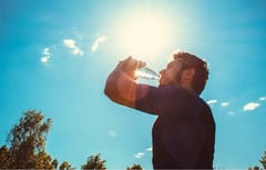 Medidas contra el calor intenso: hidratarse, evitar el sol y usar bloqueador