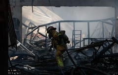 Incendio en depósito deportivo controlado al 80% en Fernando de la Mora