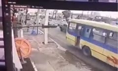 Otra víctima del transporte público: bus pierde puerta y hiere a mujer