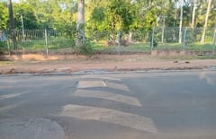 Comuna elimina lomadas obsoletas en cruces clave