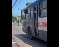 Insólito: puerta de colectivo se desprende mientras estaba en marcha
