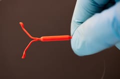Médico enfrenta histórico juicio por implantar DIU sin autorización