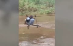 Maestros cruzan el río Aquidabán en balsa para llegar a su escuela
