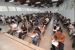 Becas del Gobierno: Retraso de Itaipú obliga a becados a pagar cuotas