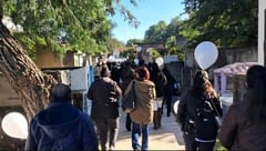 Con globos blancos y reclamos a la Fiscalía, despiden a Elías en Mariano Roque Alonso