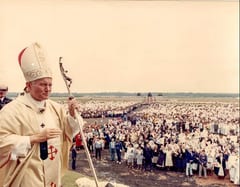 La histórica visita de Juan Pablo II que enfrentó al stronismo