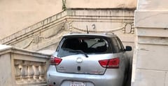 Conductor fugitivo quedó atrapado en escalinata “Los Leones”