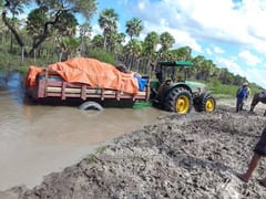 Tractoristas desafían inundaciones para llevar víveres al Chaco