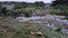 Niños cruzan arroyo en balsa de isopor por falta de puente