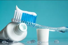Emiten alerta sanitaria por reacciones a pastas dentales con fluoruro de estaño