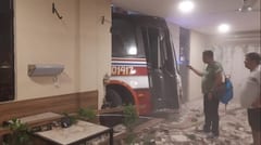 Colectivo de la Línea 110 perdió el control y chocó contra un bar en Luque