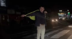 Ciudadano se convierte en improvisado agente de tránsito durante apagón en Asunción