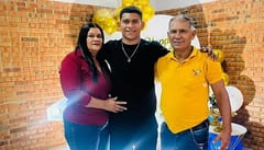 Diego León construye una casa para sus padres