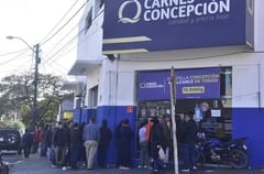 Larga fila por oferta de carne en Asunción