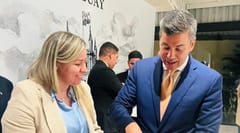 El mismo día que recibió a autoridades norteamericanas, Peña posó con sancionada por EEUU