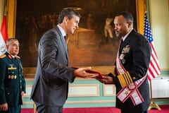 Peña condecora al jefe del Comando Sur de EEUU