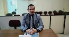 Fiscal que liberó a feminicida aparece cantando polca colorada en fiesta