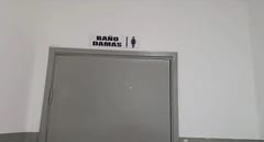 Mujer fue a consultar por dolor abdominal y terminó dando a luz en el baño de un hospital de Santaní