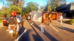 Un camión volcó sobre Mariscal López y causó desvíos y demoras en el tráfico