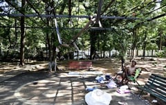 Plaza Celsa Speratti, obra que inauguró Nenecho, está abandonada y es refugio de chespis