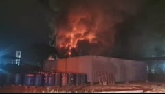 Incendio arrasa depósito de fábrica en Limpio