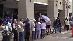 Adultos mayores soportan largas filas al sol para cobrar pensión y denuncian maltrato