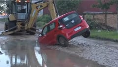 Vehículo cae en enorme bache en Mariano Roque Alonso