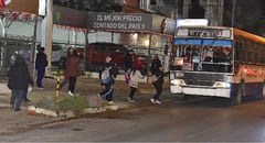 Usuarios sufren reguladas de buses ante el intenso frío