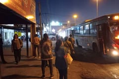 Usuarios sufren largas esperas por reguladas