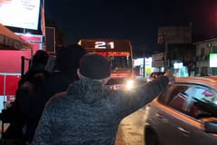Frío y espera interminable: pasajeros enfrentan otro invierno sin refugios ni buses suficientes