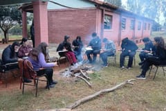 Estudiantes dan clases al aire libre en pleno frío por falta de aulas seguras