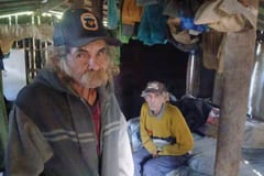 Dos adultos mayores sobreviven sin pensión por no tener cédula